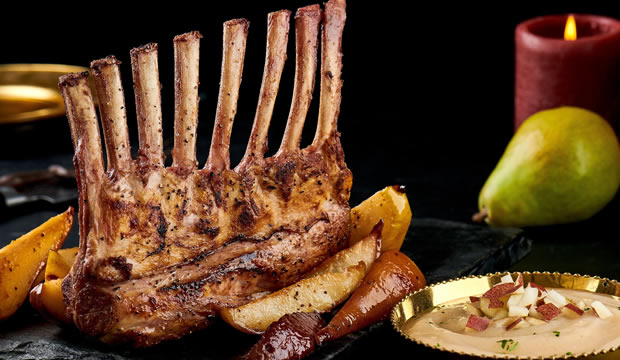 Receta de rack de cordero con peras rostizadas y puré de pera