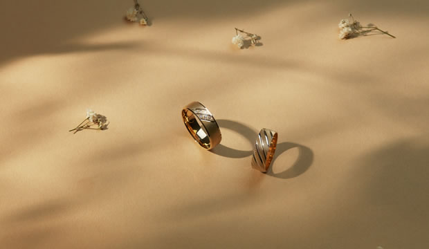 Enamórate de la exquisita colección de argollas de matrimonio de Bizzarro