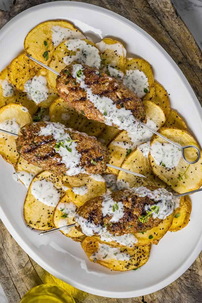 Las brochetas de res con papas asadas son la mejor receta de la temporada, ¡y son súper fáciles de preparar!
