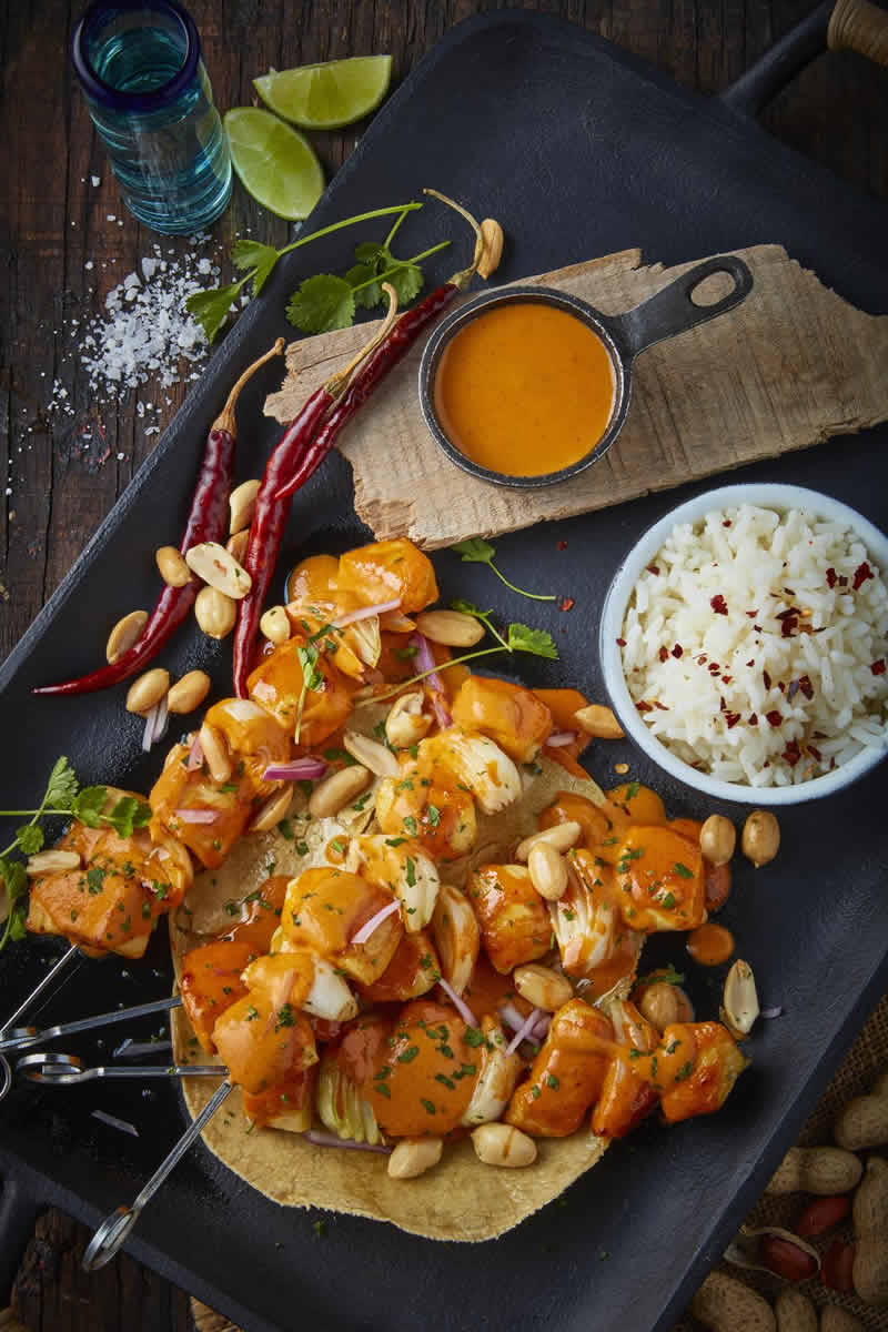 Las brochetas de pollo en salsa de cacahuate se convertirán en tus favoritas de fin de semana