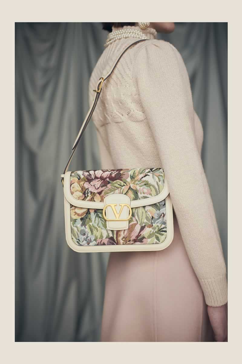 Los bolsos 9TO5 y Viva Superstar de Valentino Garavani serán tu mejor regalo para estas fiestas de fin de año