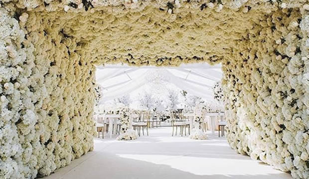 Asombrosas decoraciones para la entrada del ‘venue’ en el día de la boda