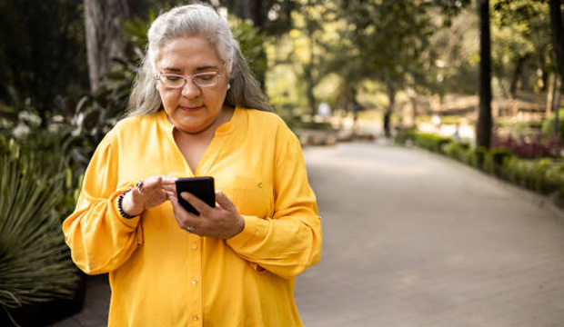 Cuidados ante estafas durante la distribución de tarjetas a adultos mayores