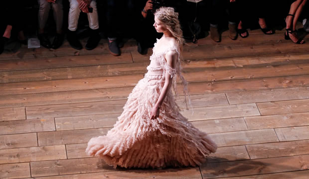 Ríndete a la elegancia y sofisticación de los vestidos de novia en encaje