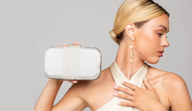 Descubre el glamour sin esfuerzo que envuelve los accesorios nupciales de la colección Otoño 2026 de Ariel Taub