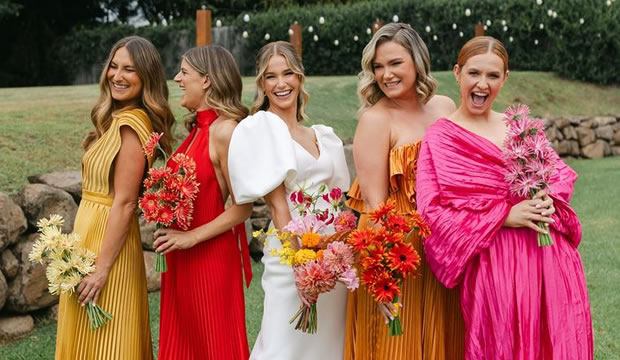 La tendencia de ‘mismatched bridemaids’ o vestidos para las damas descoordinados continuará protagonizando bodas en 2026