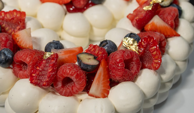 Chocolate, frambuesa y romance: la pavlova ideal para celebrar San Valentín