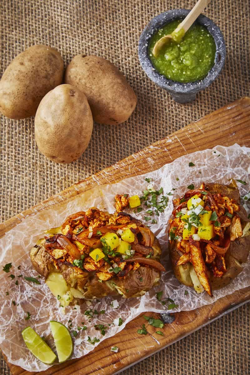 ¿Haz probado las papas rellenas de pollo al pastor? Son perfectas para antes o después de tu entrenamiento