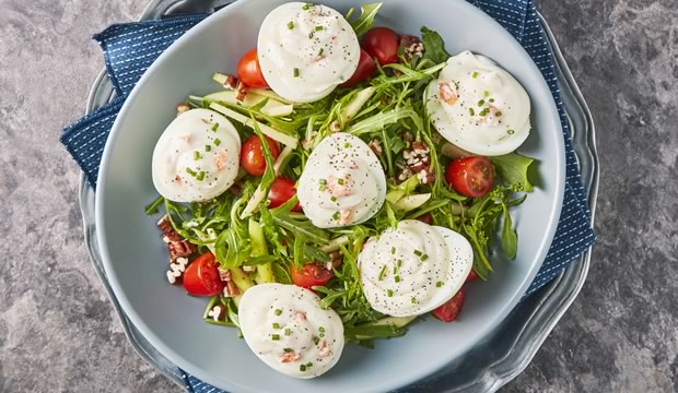 Huevos rellenos de puré de papa y salmón con ensalada de arúgula