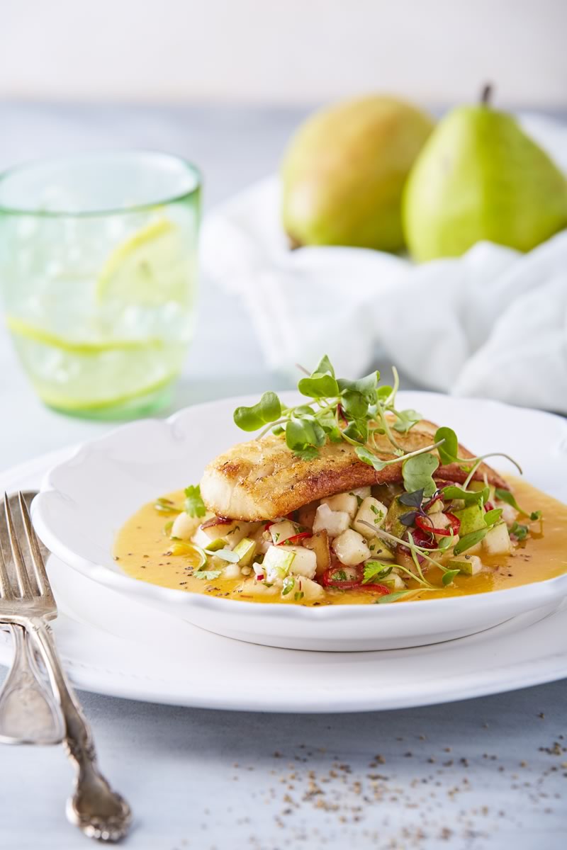 Dale un giro de tuerca a tus menús con esta deliciosa receta de filete de pescado con pera y salsa de mango