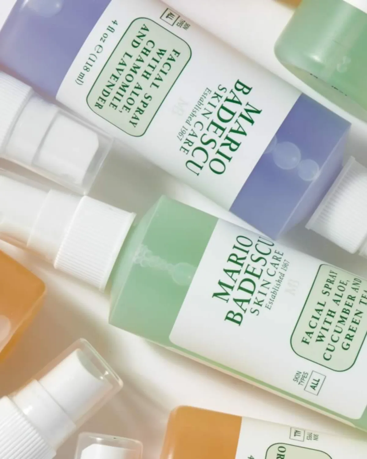 Por qué se dice que las brumas faciales son indispensables para el verano y un básico dentro de la rutina de ‘skincare’