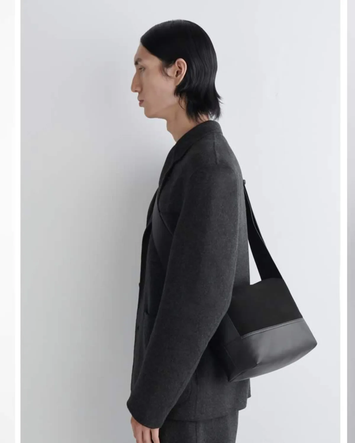 COS demuestra por qué los bolsos para hombre ya son indispensables