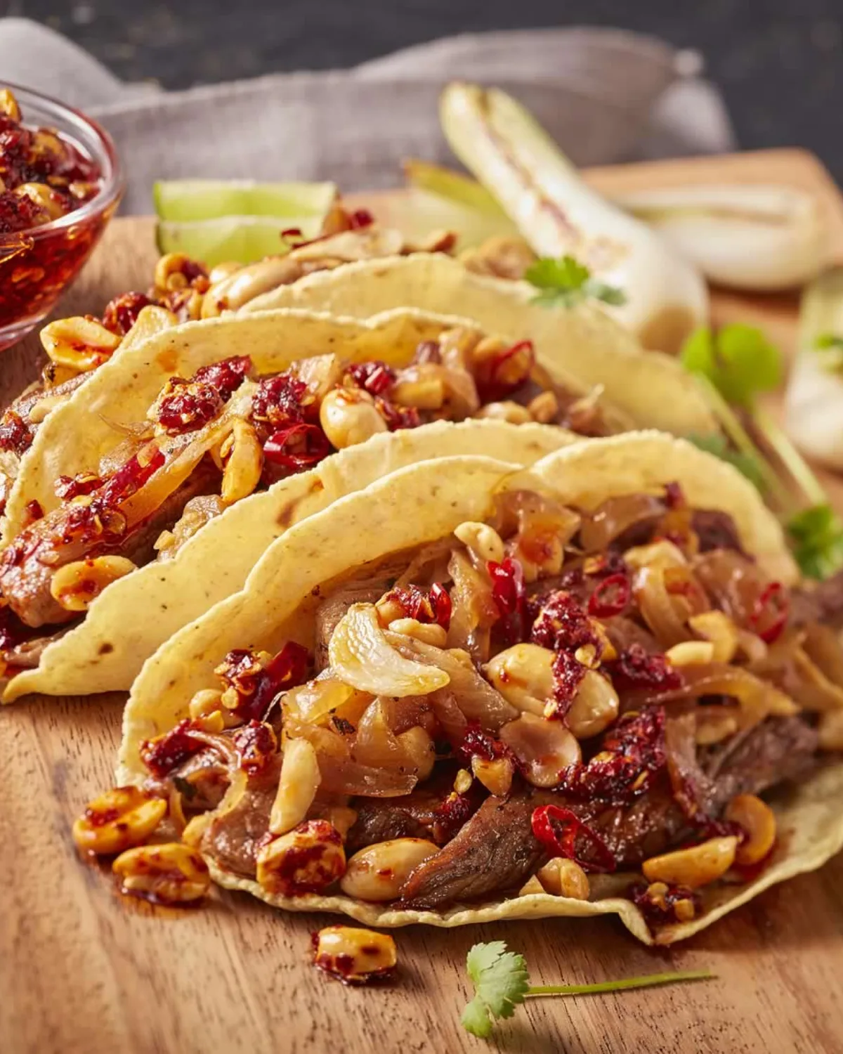 Tacos de arrachera con salsa macha de cacahuate: el toque crujiente y picante para consentir al paladar
