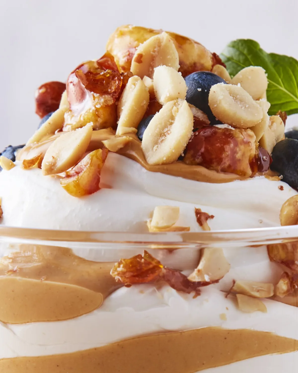 Mousse de chocolate blanco con crema de cacahuate: el postre perfecto para sorprender