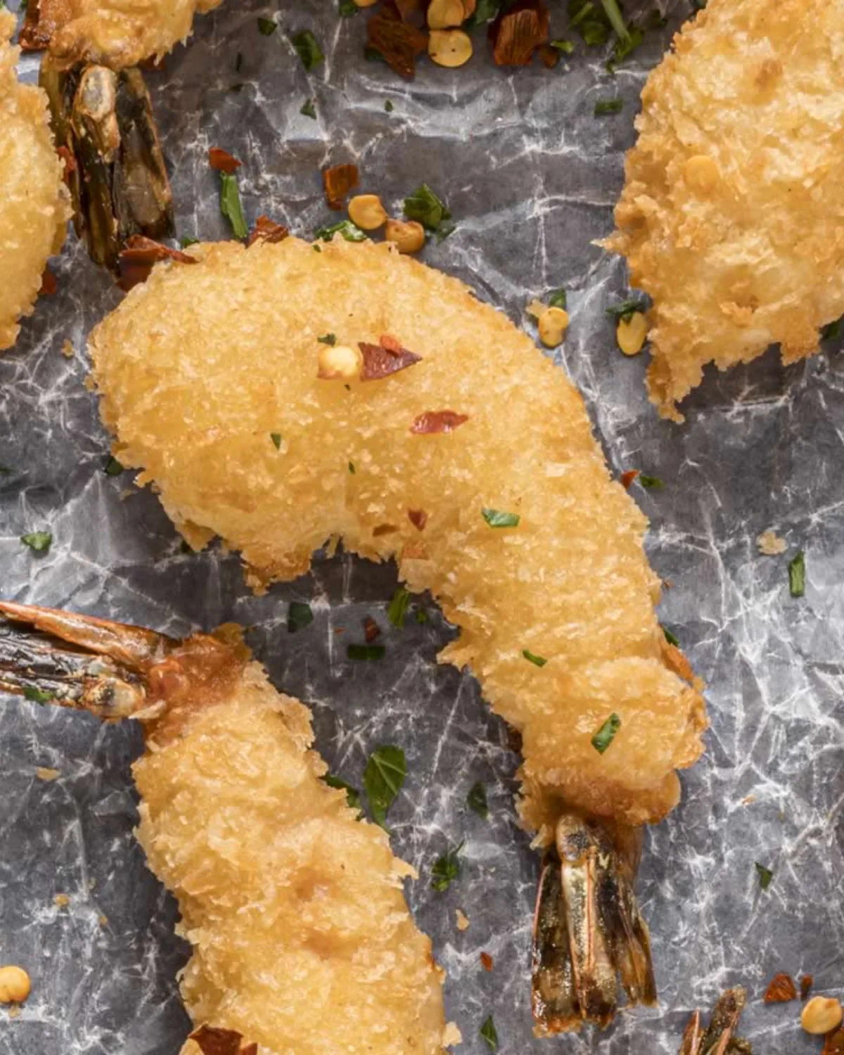 El secreto más crujiente: camarones empanizados con puré de papa instantáneo