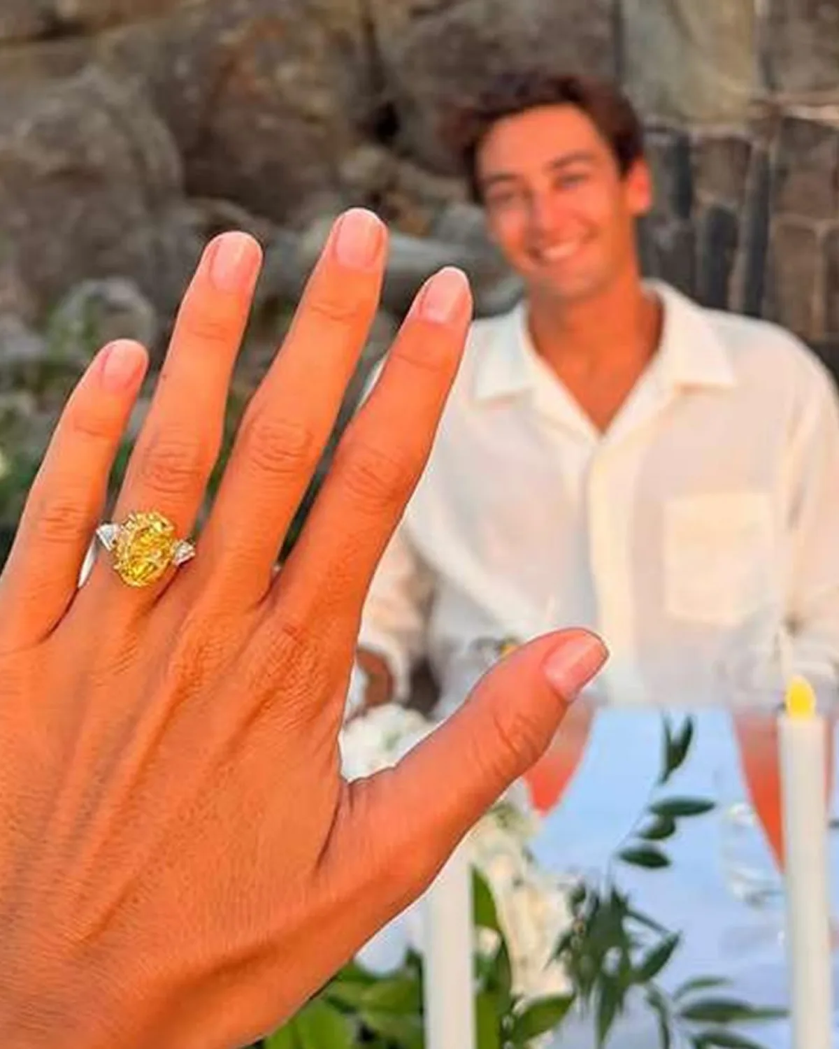 Los anillos de compromiso con diamantes amarillos están de moda: 20 estilos inspirados en Carmen Montero Mundt