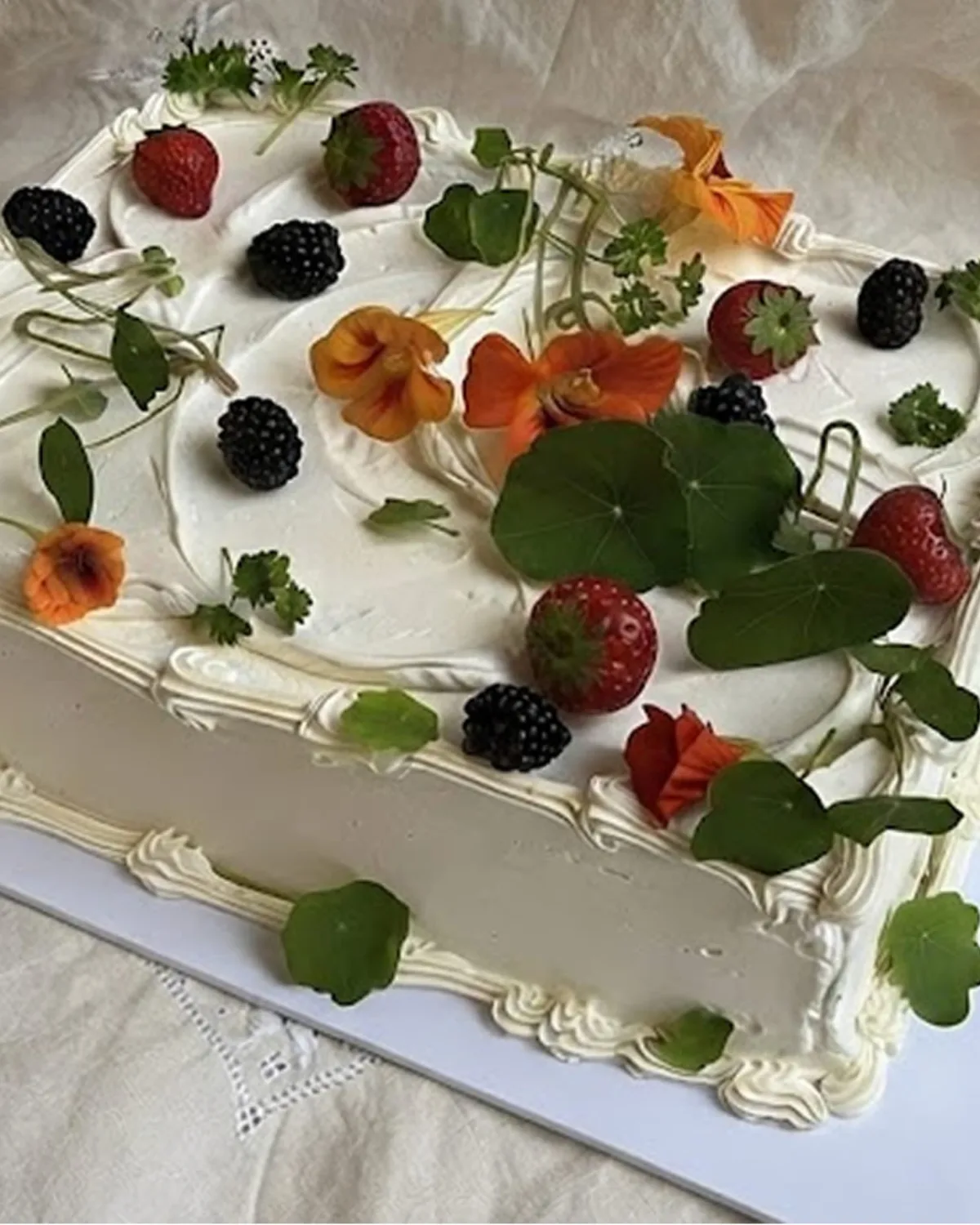 Pasteles de boda rectangulares, la tendencia que está redefiniendo el postre nupcial