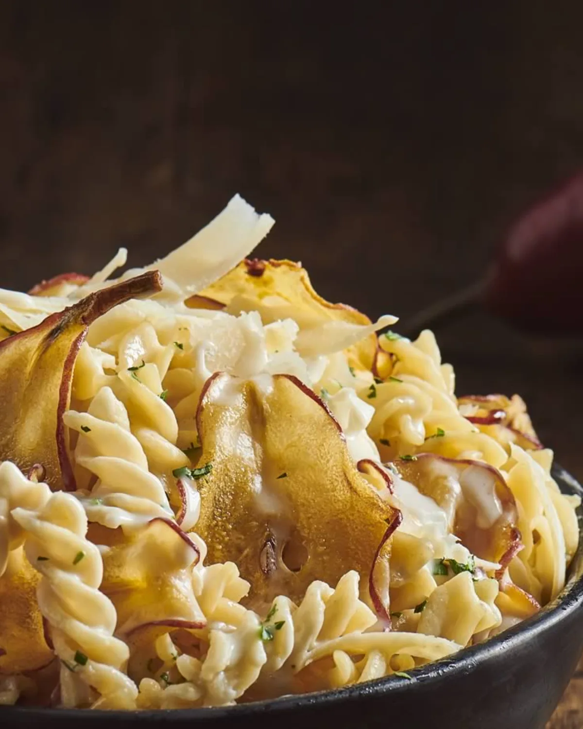 Pasta festiva: fusilli en salsa de queso parmesano y pera al vino blanco