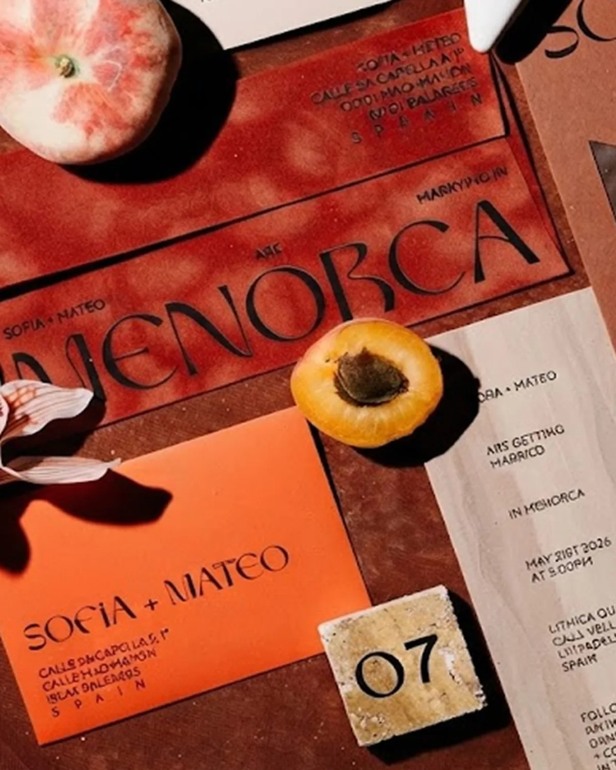 Las tendencias para las bodas de otoño transforman cada invitación en una pieza de arte táctil y coleccionable