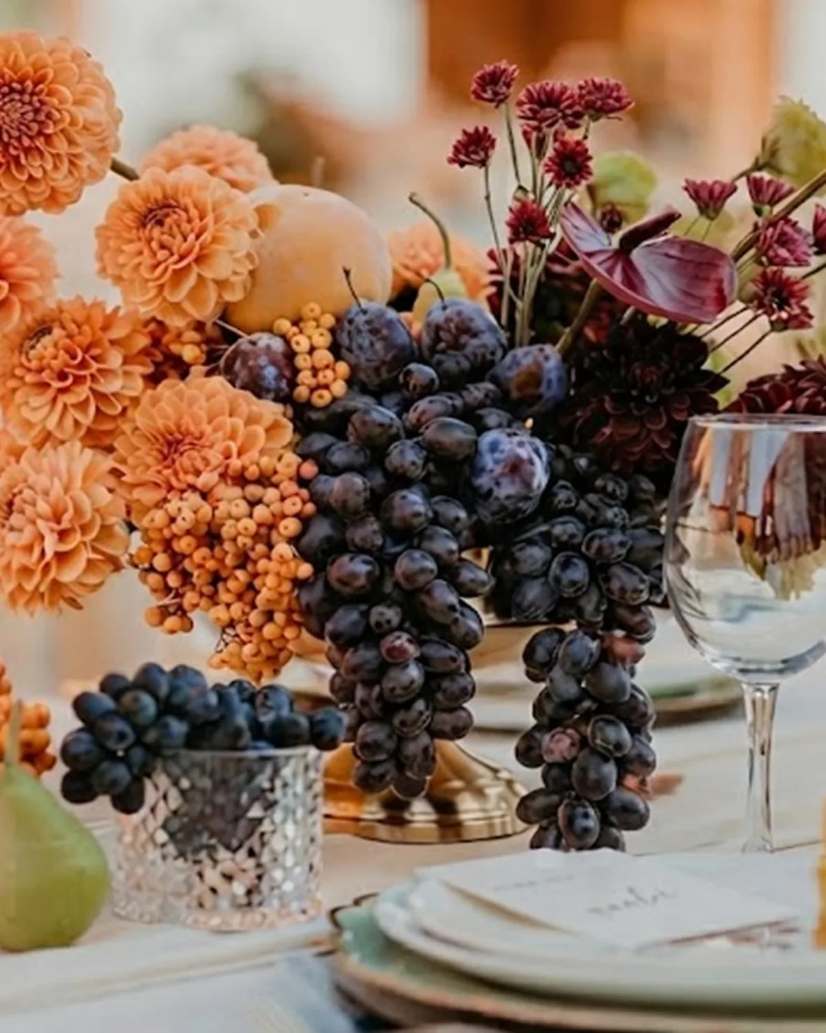 Los centros de mesa de otoño apuestan por una sofisticación cálida, texturas, dinamismo y riqueza orgánica
