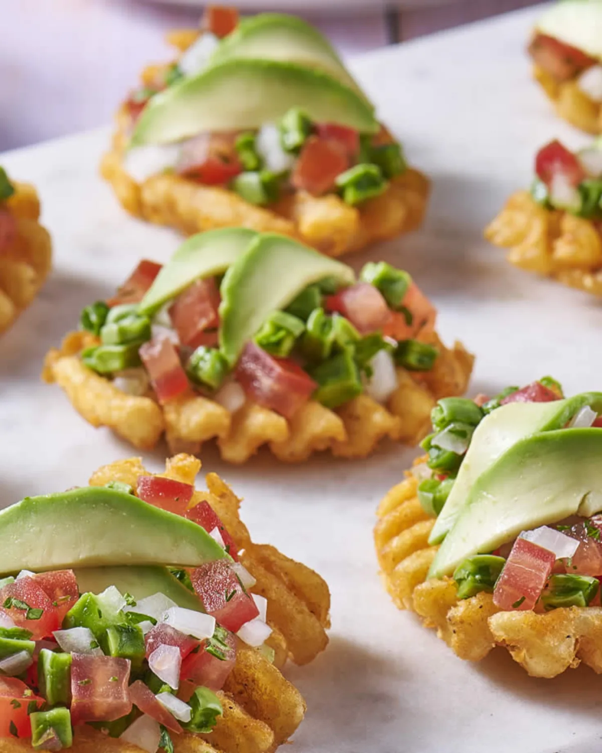 Tostadas de papa reja congelada con ensalada de nopales y aguacate