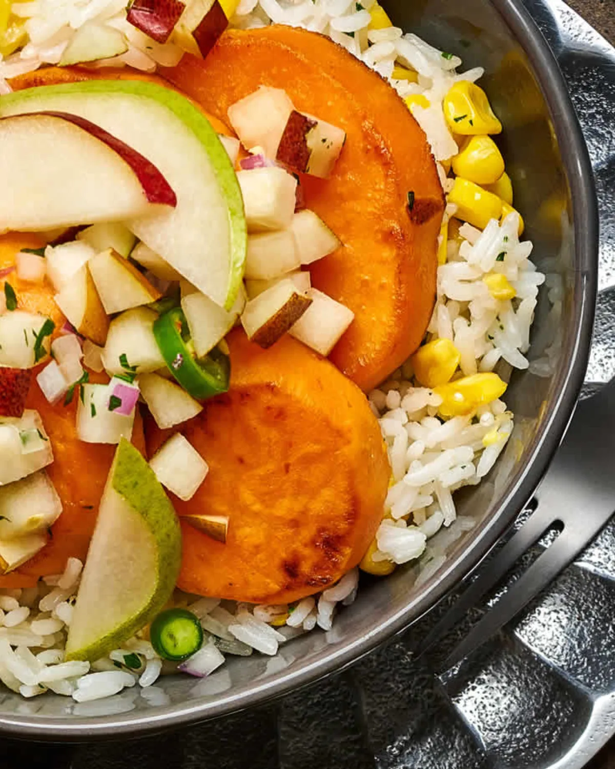 Arroz con camote asado y pico de gallo dulce de pera