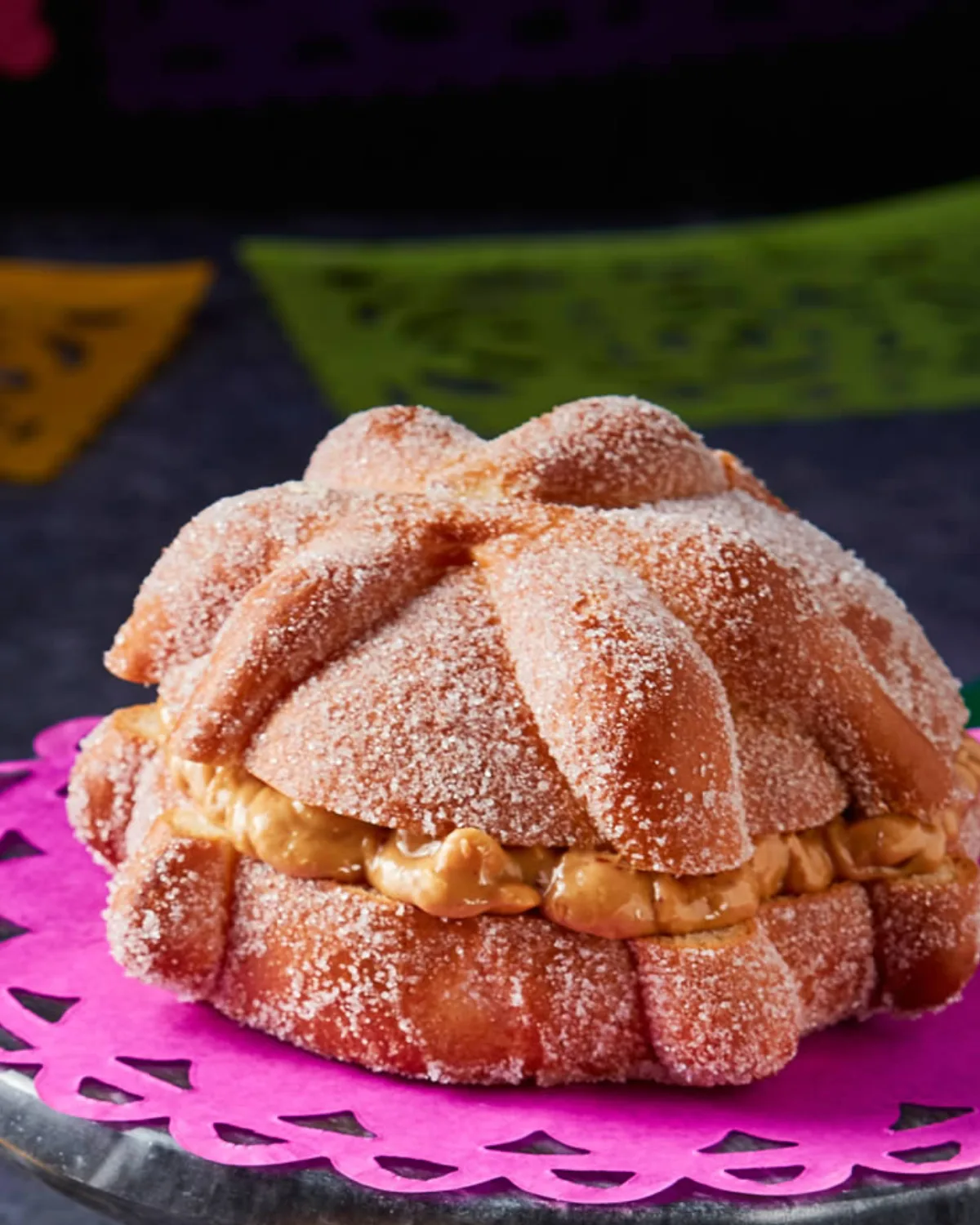 Pan de Muerto relleno de crema de cacahuate: el toque gourmet que conquistará tu ofrenda