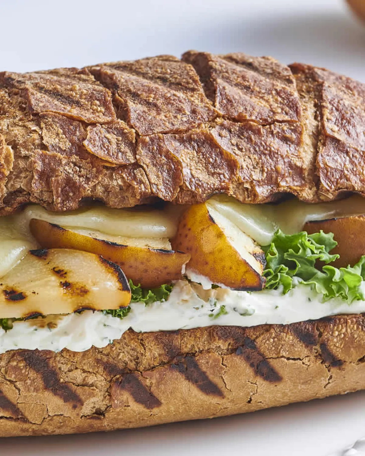 Sándwich de pera y queso gratinado: un reconfortante bocado con aroma a tradición