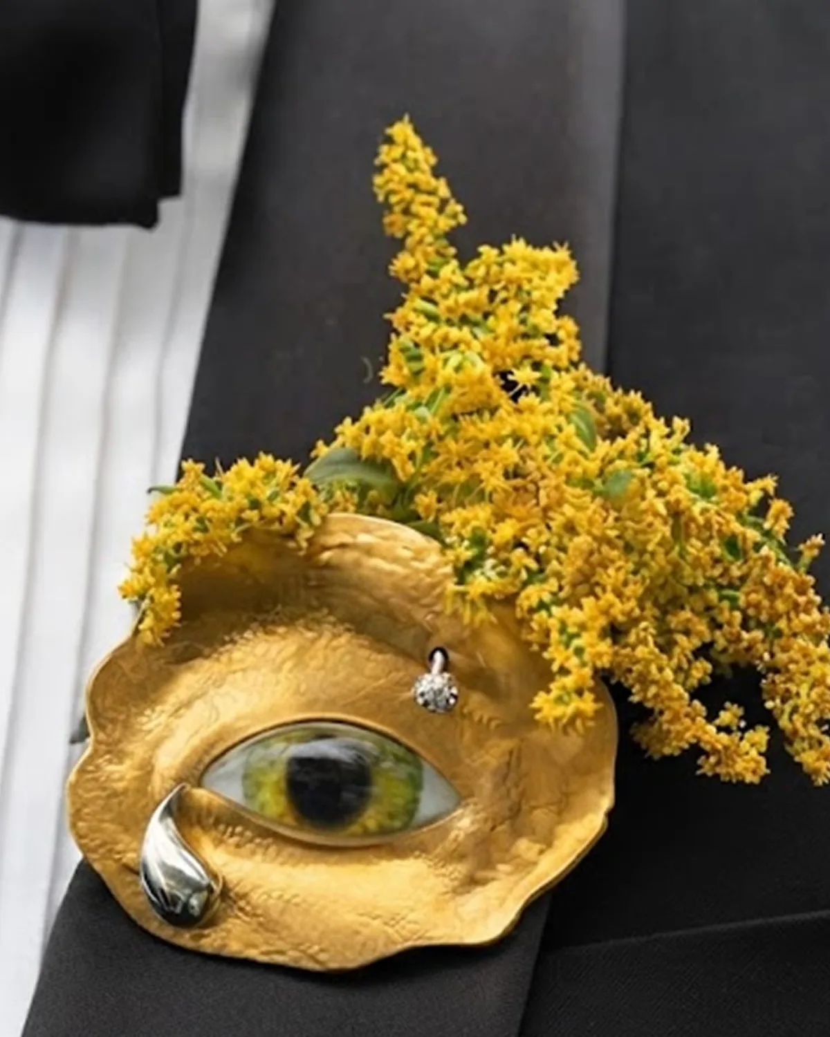 Los boutonnières artísticos son lo mejor que le pudo pasar a la solapa del novio