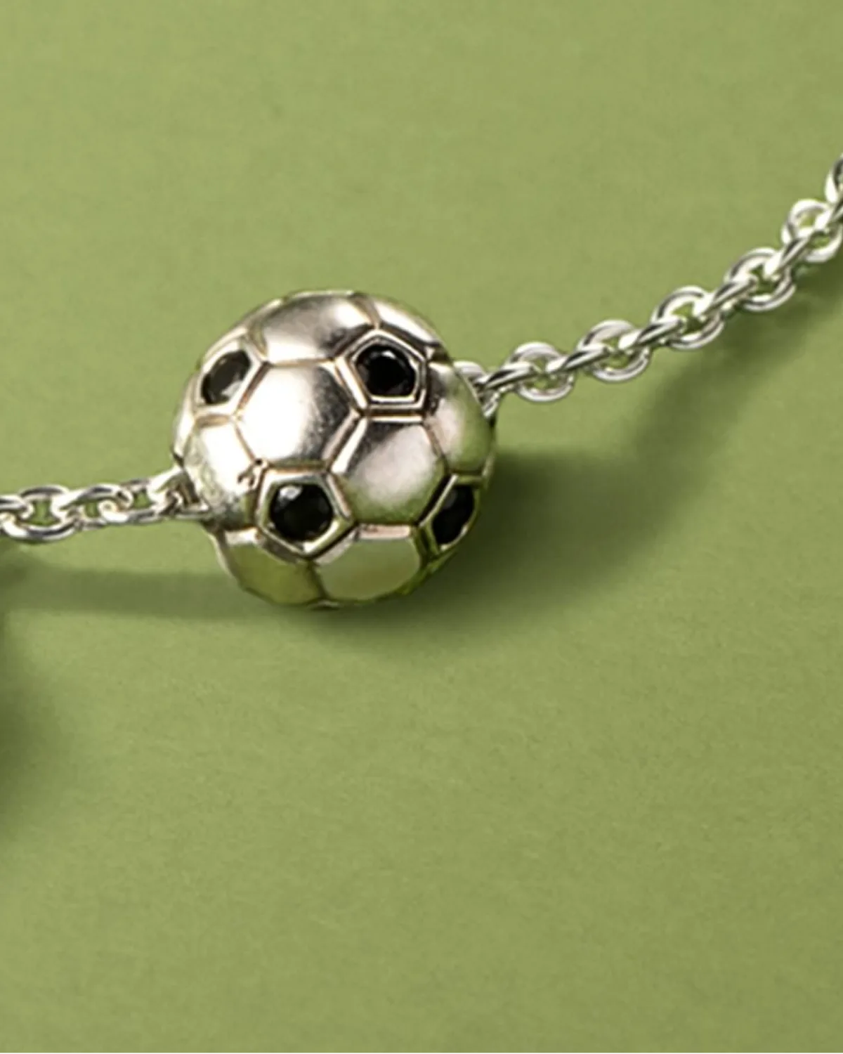Pandora convierte la pasión del fútbol en piezas que se llevan para siempre