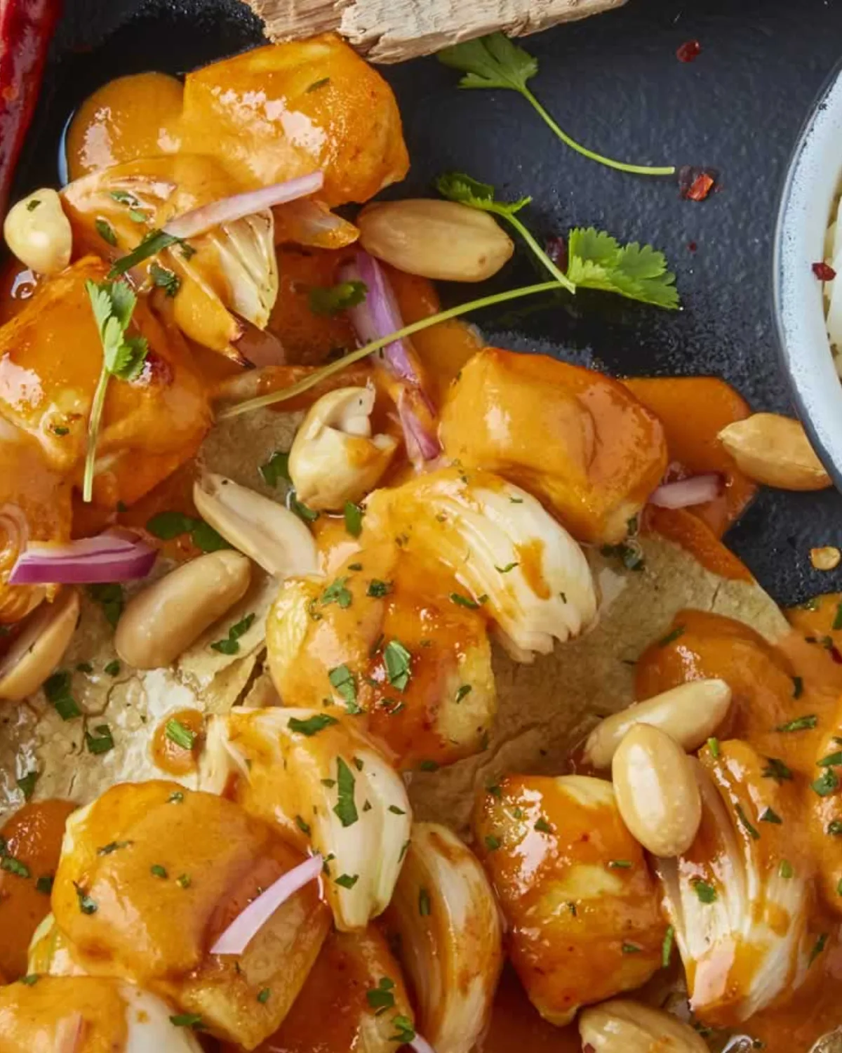 Un clásico reconfortante: brochetas de pollo en salsa de cacahuate