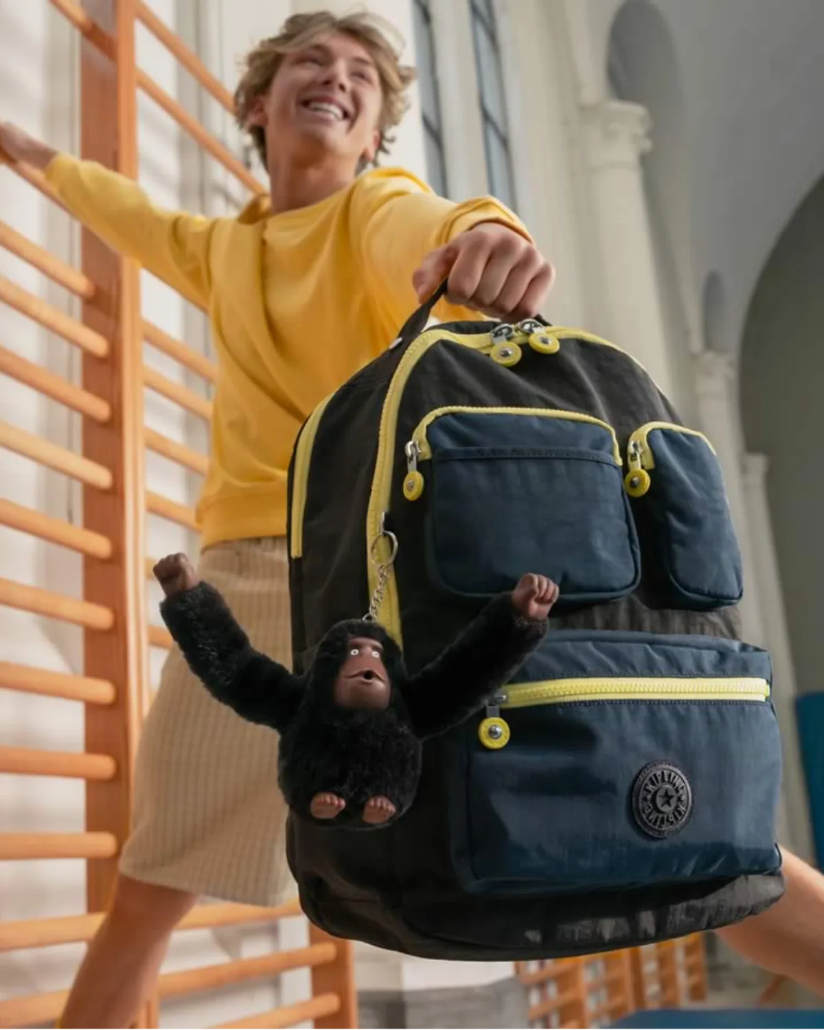 Kipling presenta “Smile Capsule”, un recordatorio de que la mejor versión de ti ya existe
