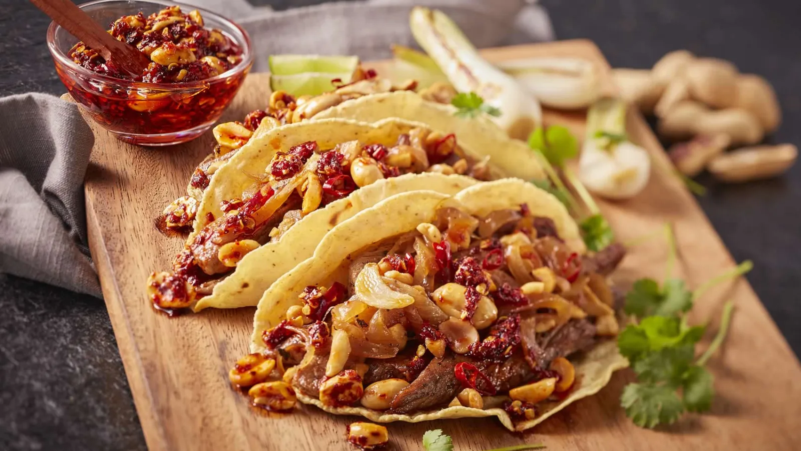 Tacos de arrachera con salsa macha de cacahuate: el toque crujiente y picante para consentir al paladar