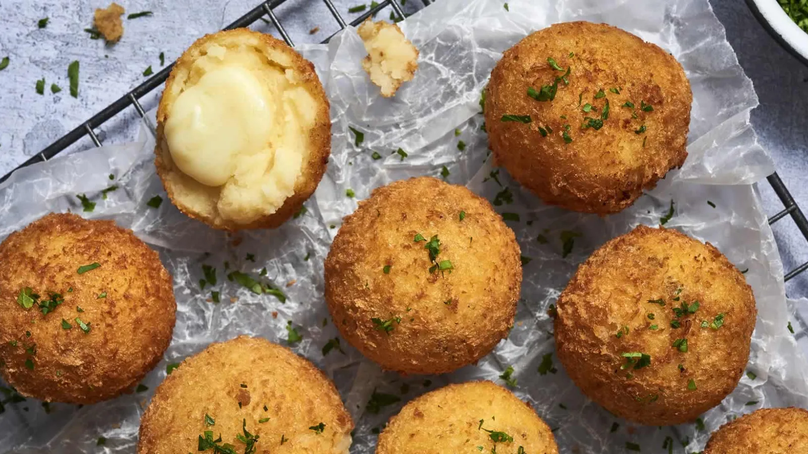 Croquetas de puré de papa rellenas de queso gouda