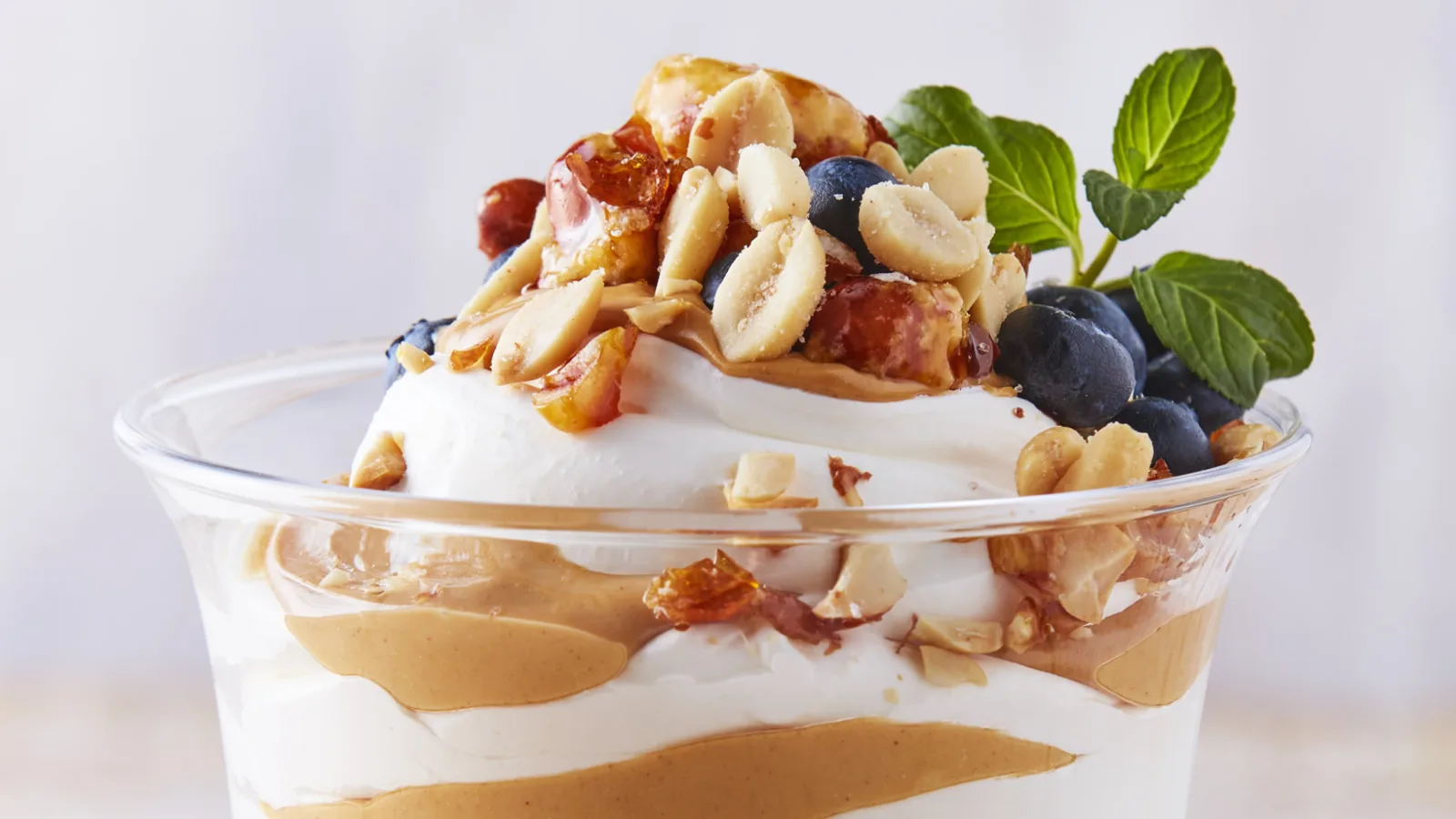 Mousse de chocolate blanco con crema de cacahuate: el postre perfecto para sorprender