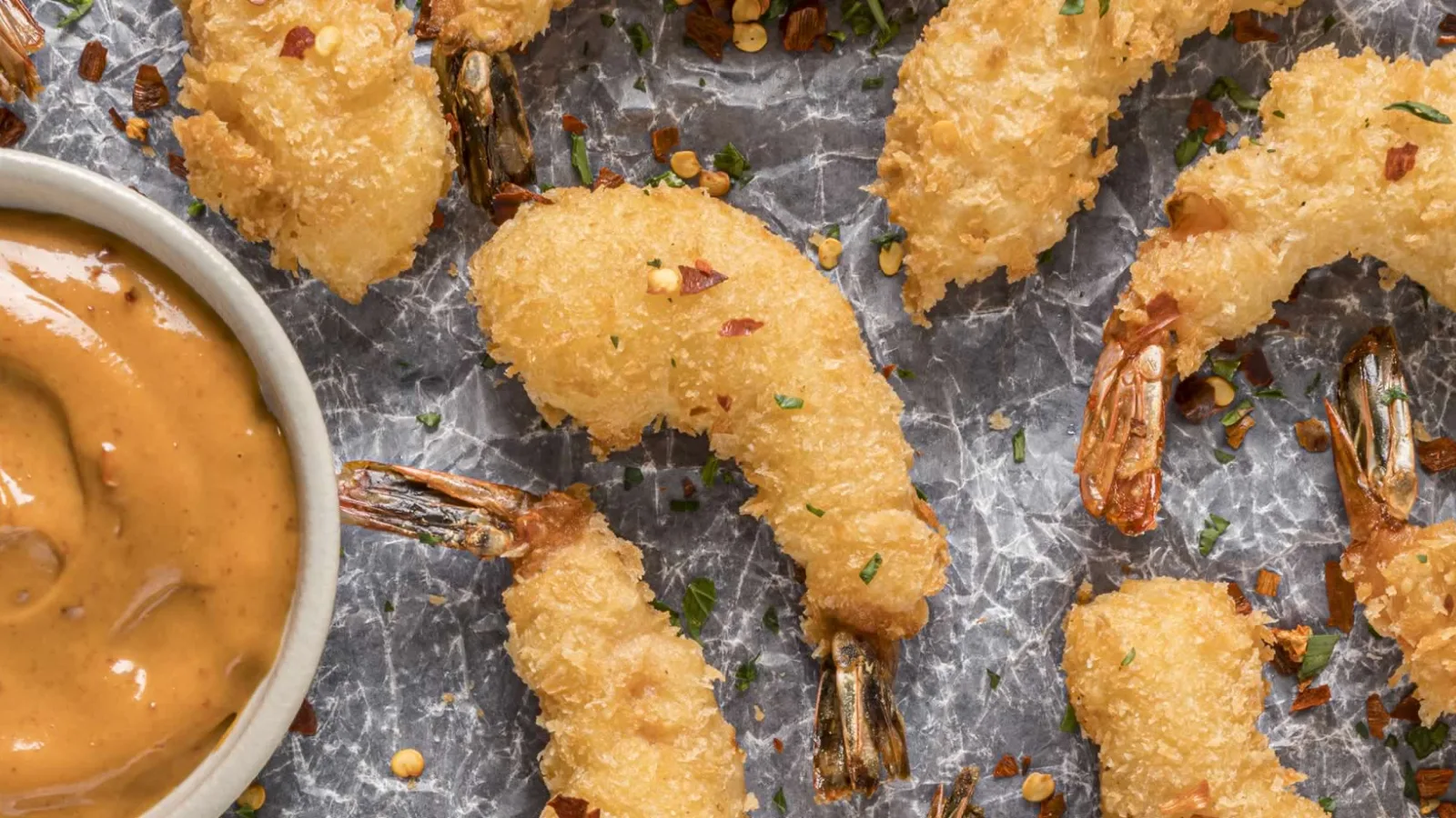 El secreto más crujiente: camarones empanizados con puré de papa instantáneo