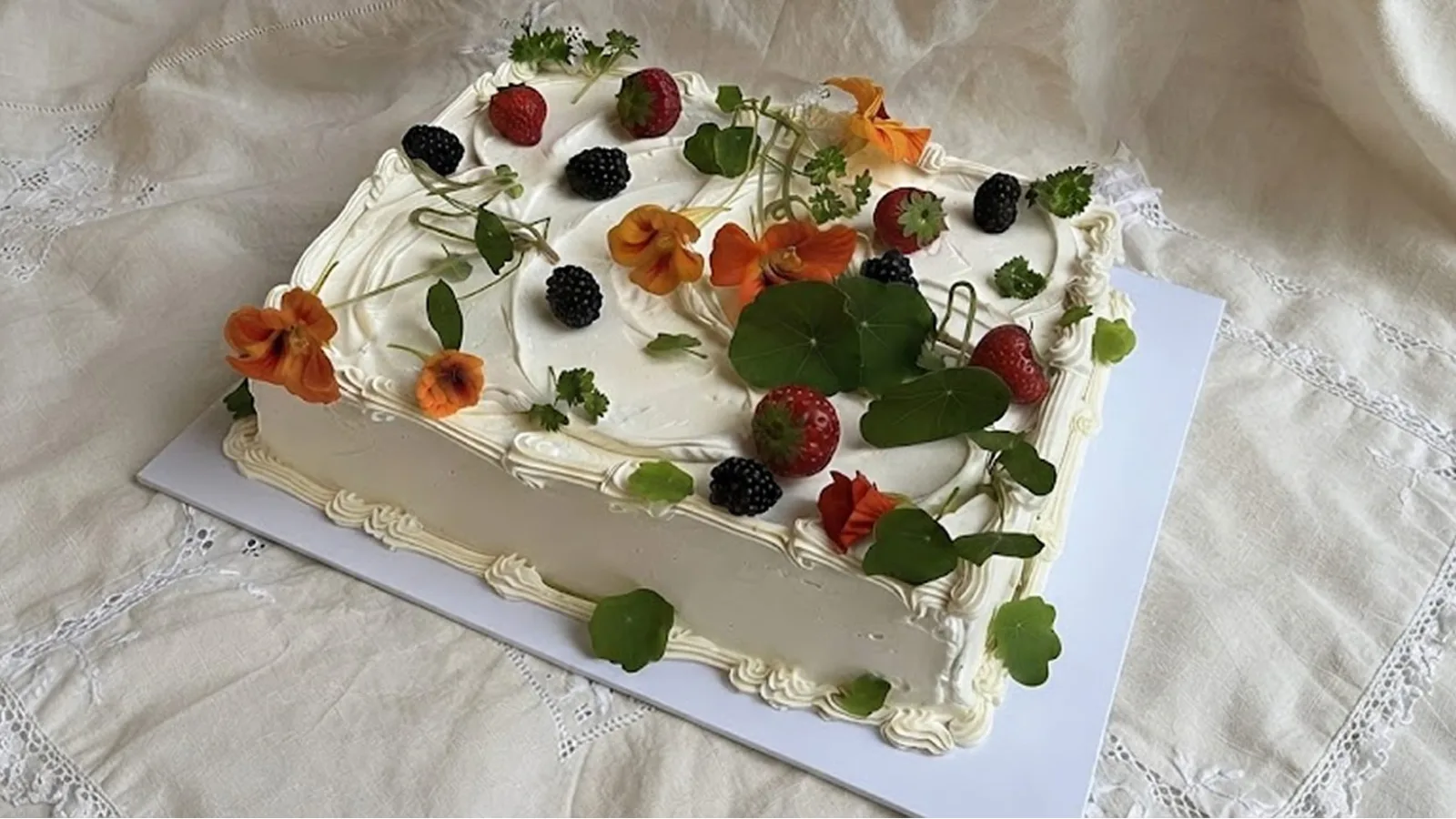 Pasteles de boda rectangulares, la tendencia que está redefiniendo el postre nupcial