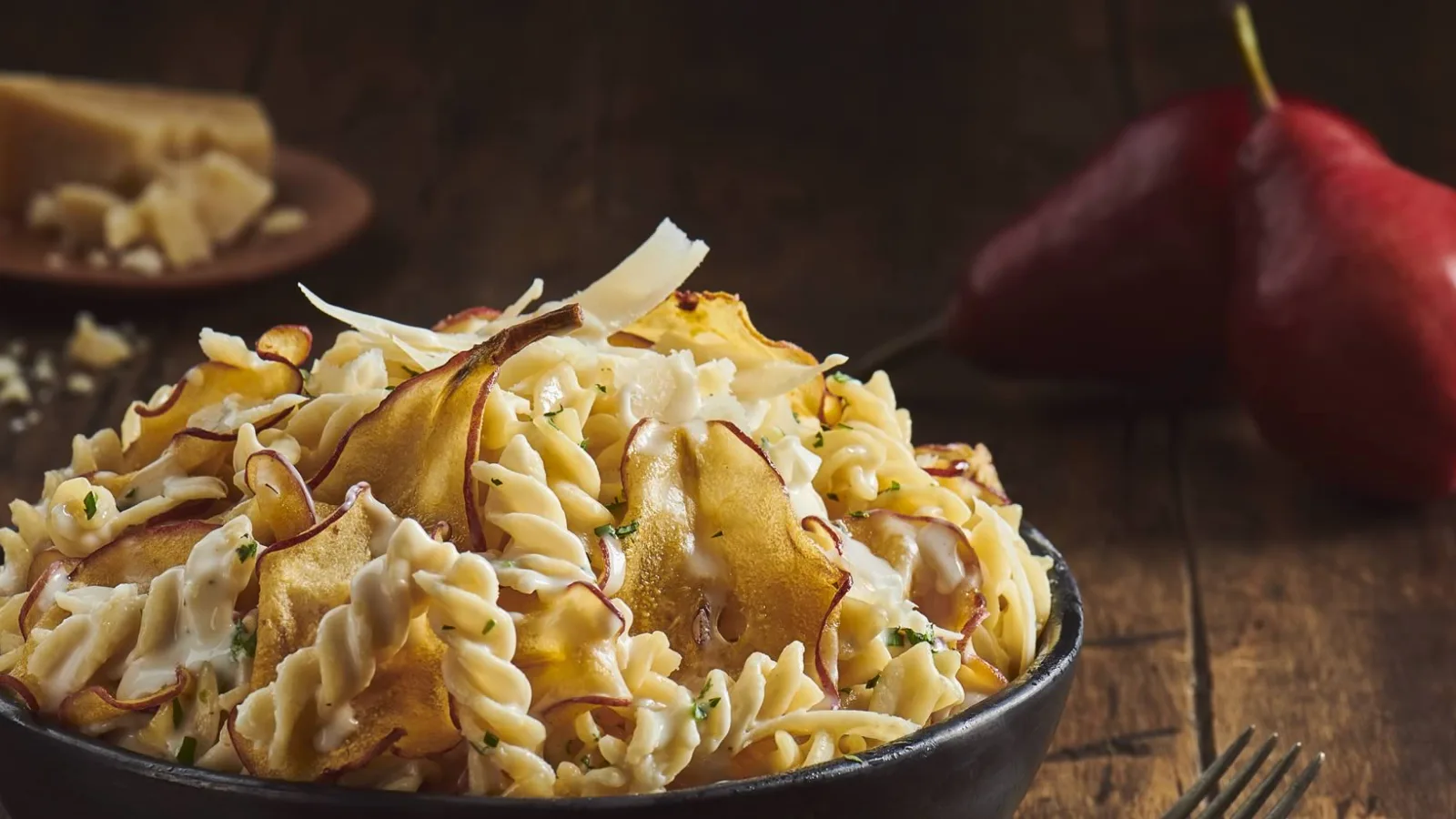 Pasta festiva: fusilli en salsa de queso parmesano y pera al vino blanco