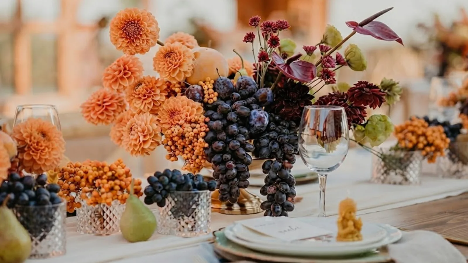 Los centros de mesa de otoño apuestan por una sofisticación cálida, texturas, dinamismo y riqueza orgánica