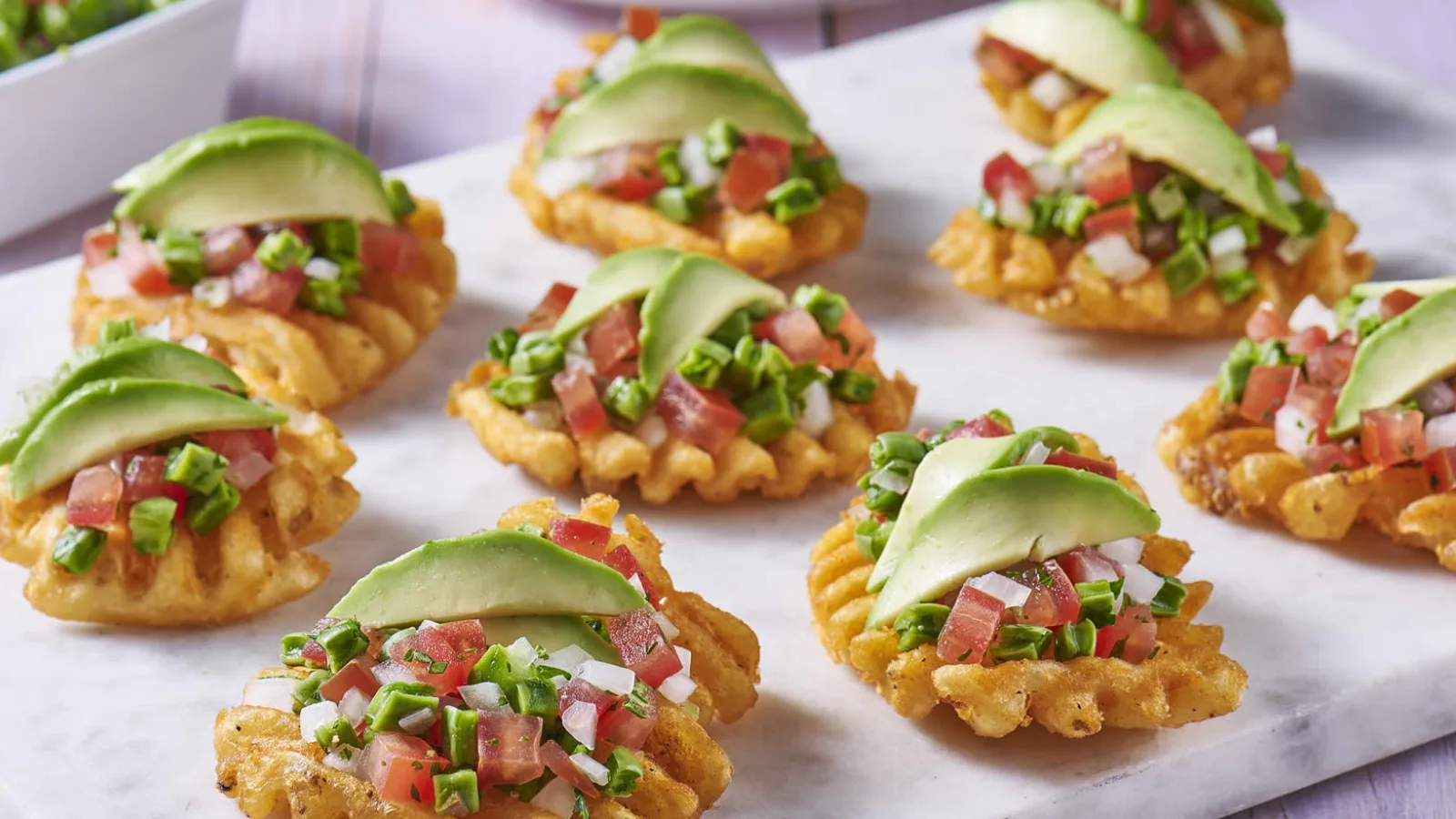 Tostadas de papa reja congelada con ensalada de nopales y aguacate