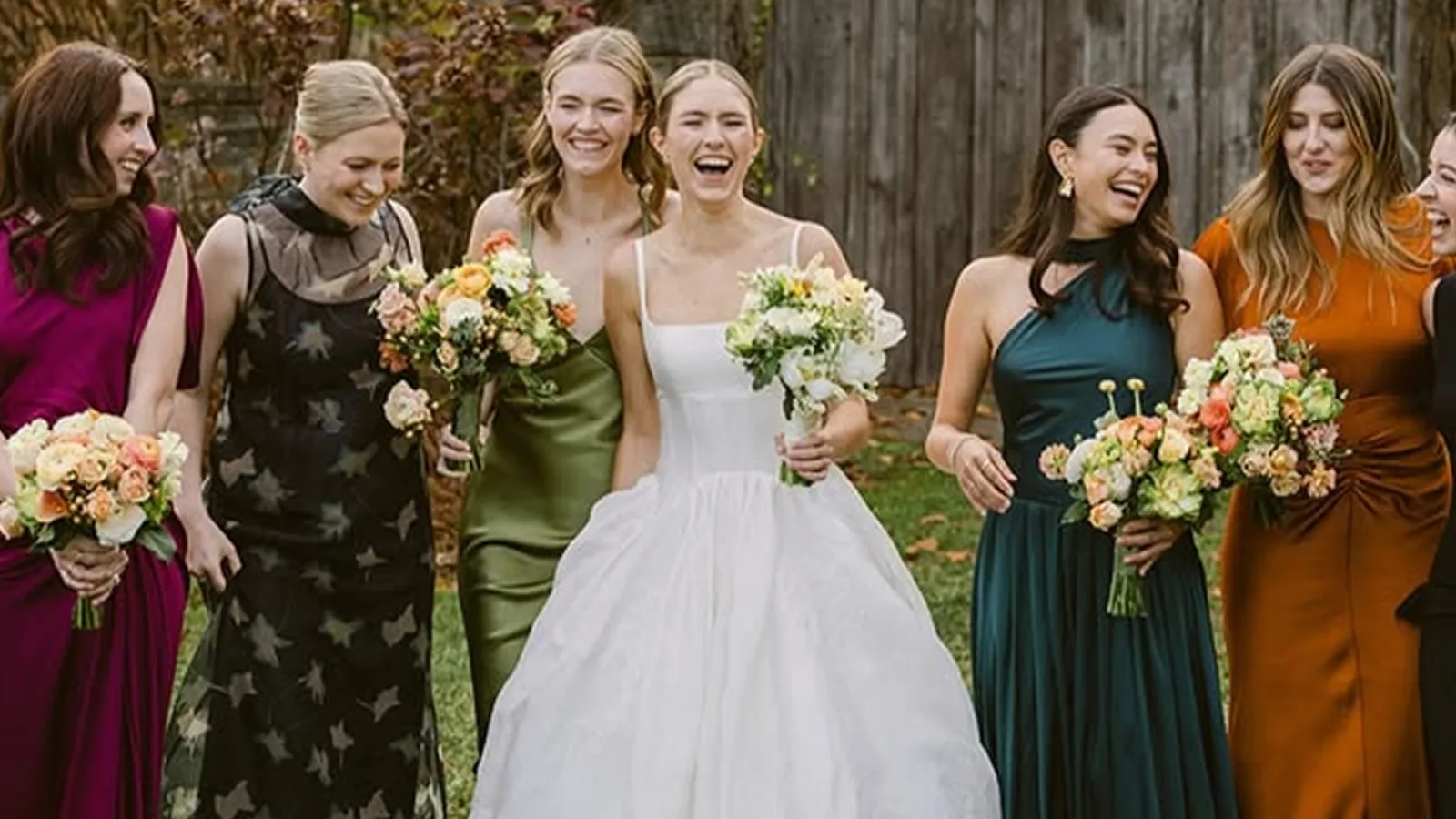 Los vestidos de las damas de honor de esta temporada otoñal apuesta por una sofisticación relajada