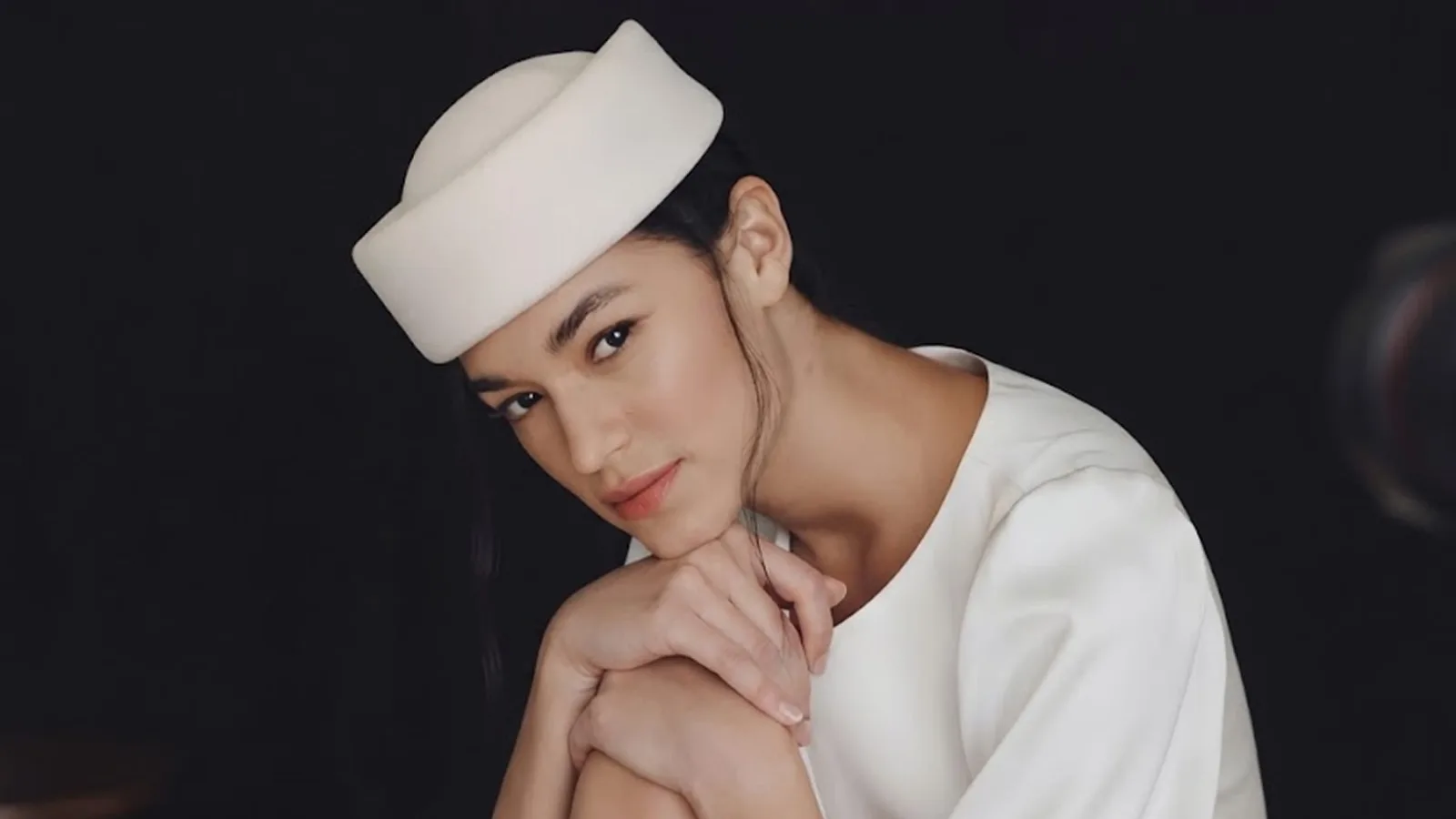 El sombrero ‘pillbox’ o tipo pastillero es la tendencia nupcial de 2026 que ha obsesionado a las novias