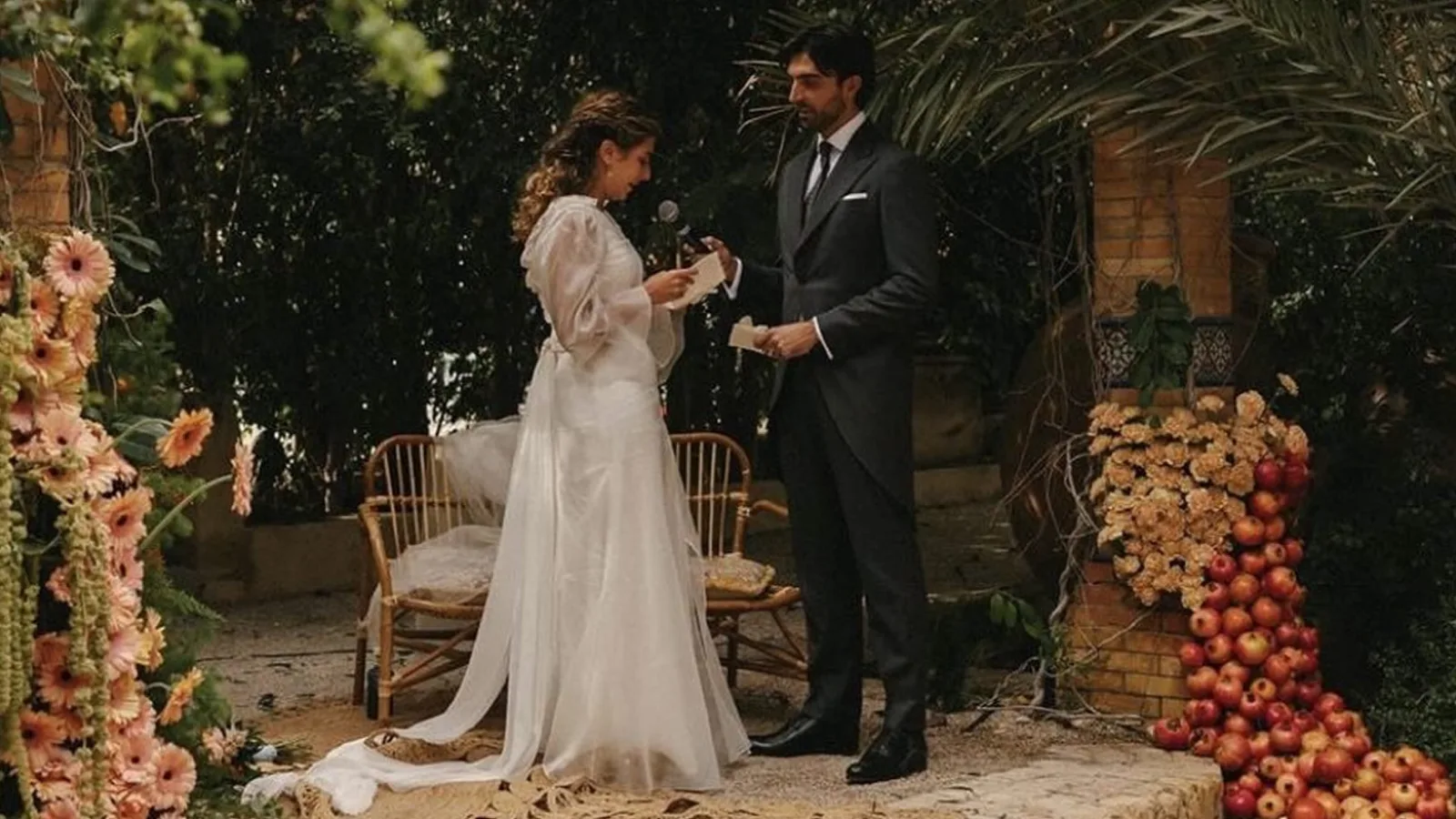 Añade un toque de frescura rústica y sofisticada a tu decoración de bodas con este elemento