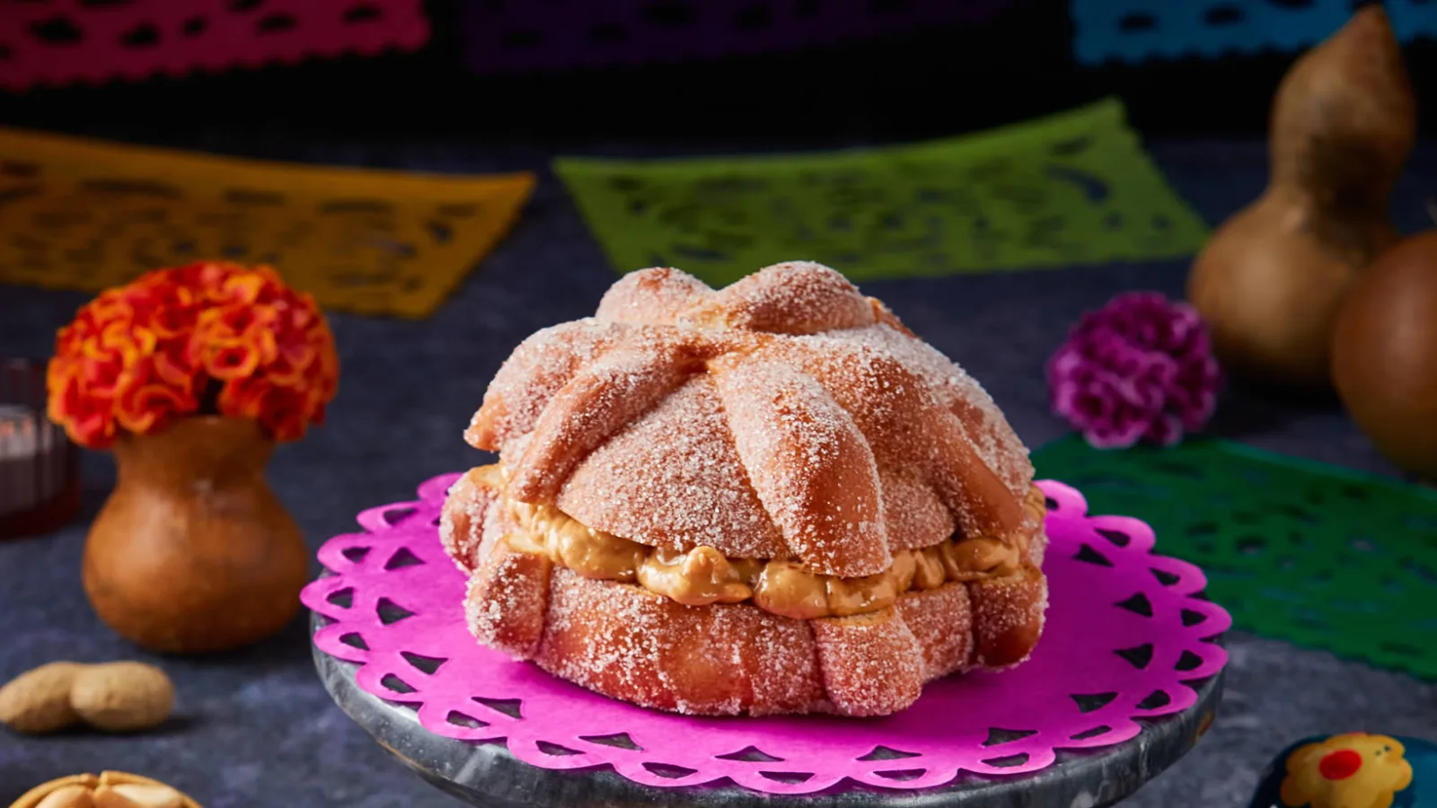Pan de Muerto relleno de crema de cacahuate: el toque gourmet que conquistará tu ofrenda