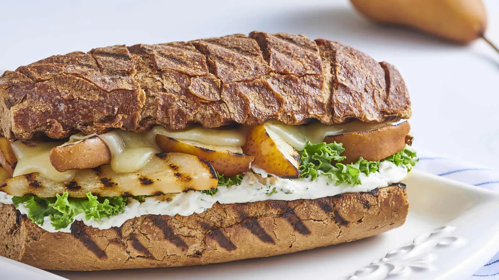 Sándwich de pera y queso gratinado: un reconfortante bocado con aroma a tradición