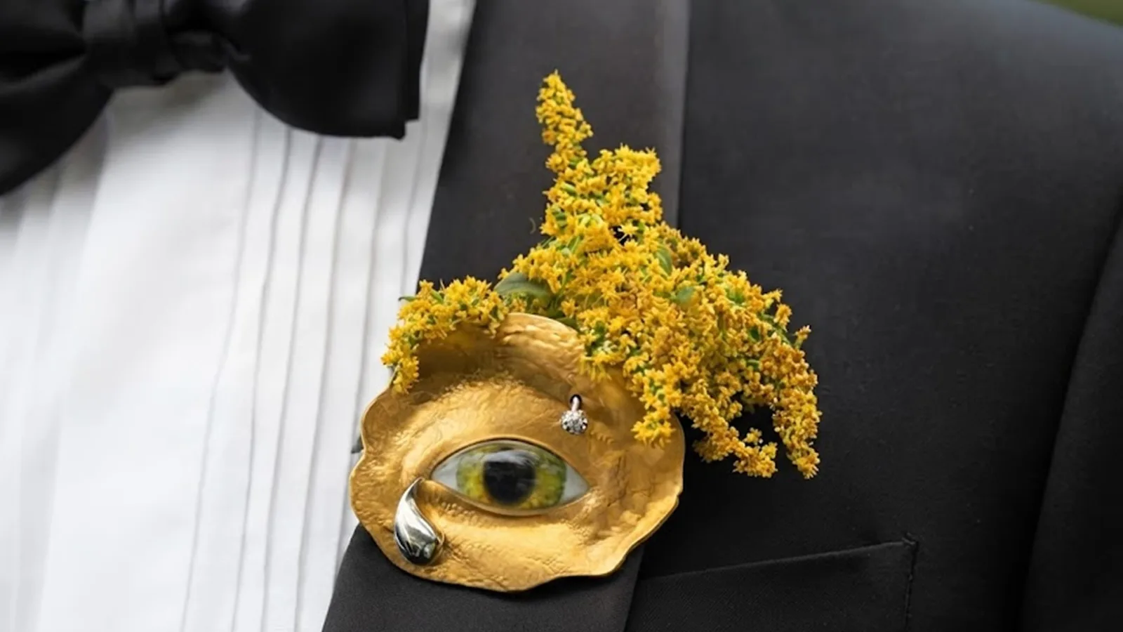 Los boutonnières artísticos son lo mejor que le pudo pasar a la solapa del novio