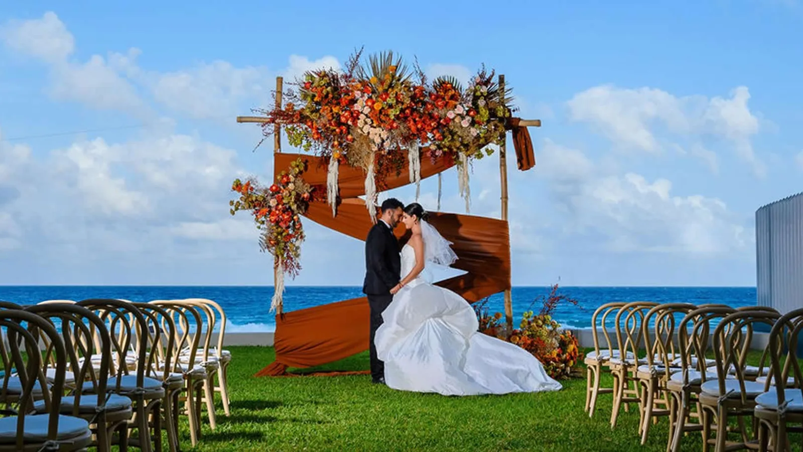 Los sueños se hacen realidad: planea una boda encantadora con el amor de tu vida en Hilton All-Inclusive Resort Cancun Mar Caribe
