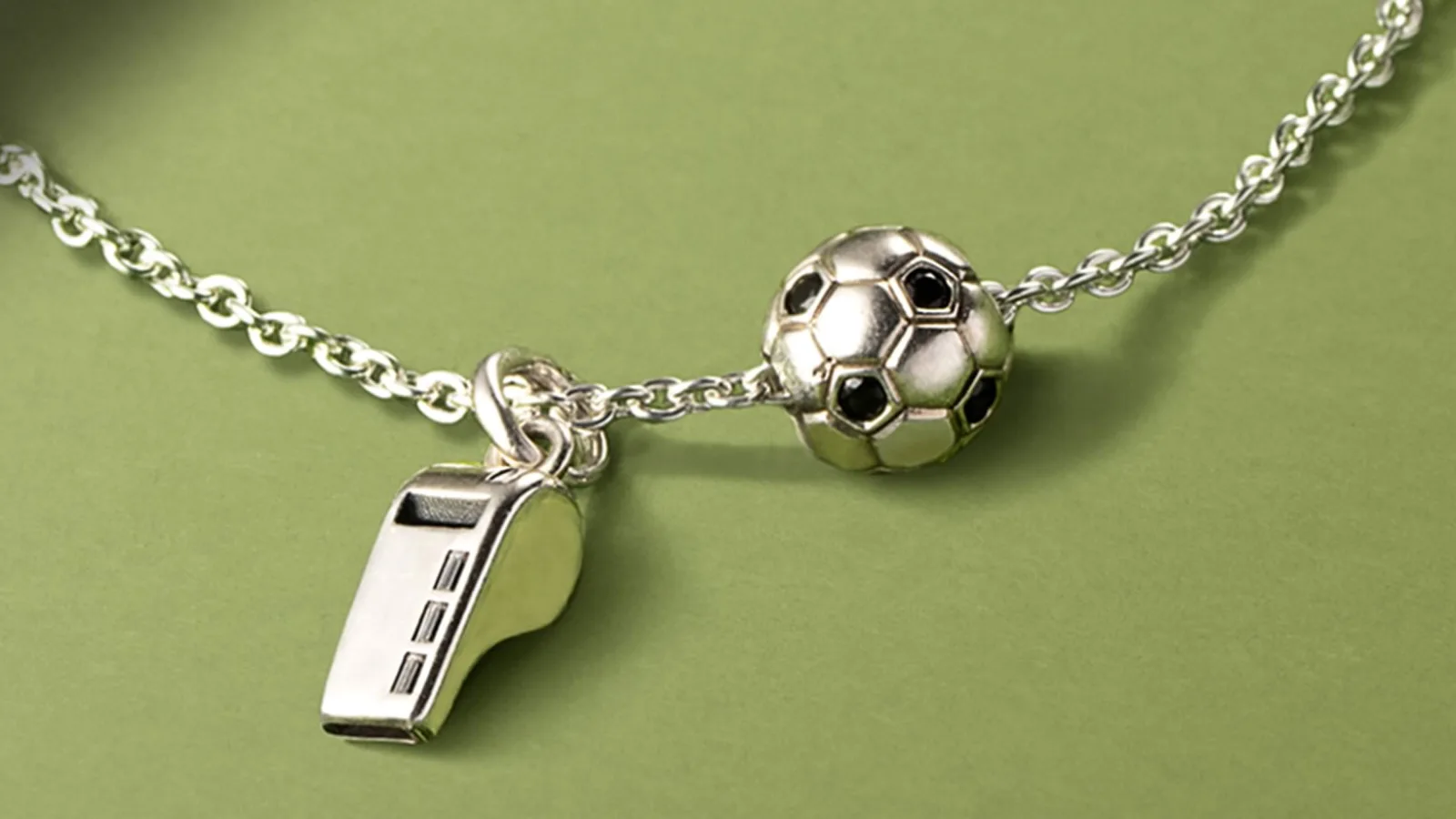 Pandora convierte la pasión del fútbol en piezas que se llevan para siempre