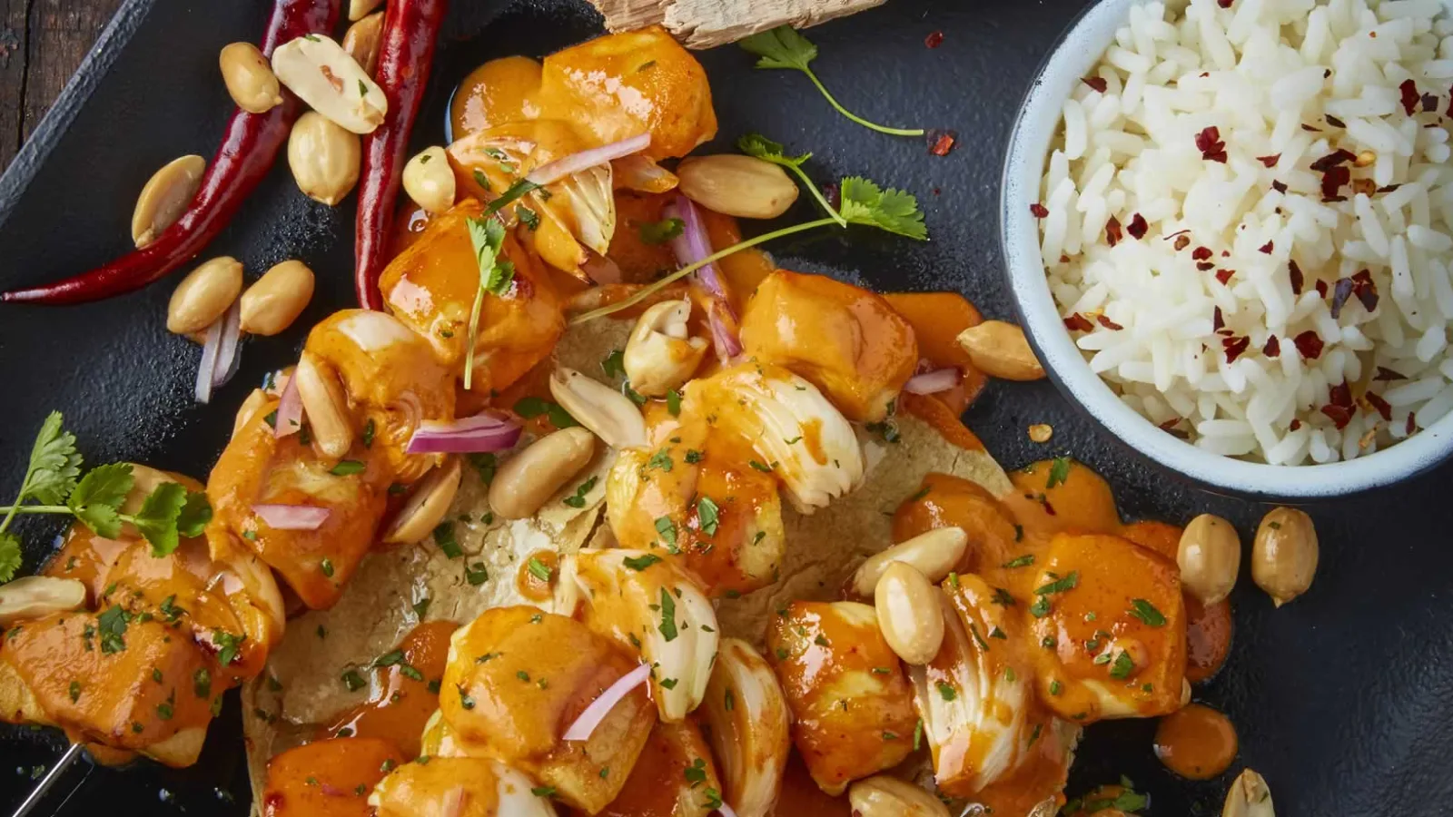 Un clásico reconfortante: brochetas de pollo en salsa de cacahuate