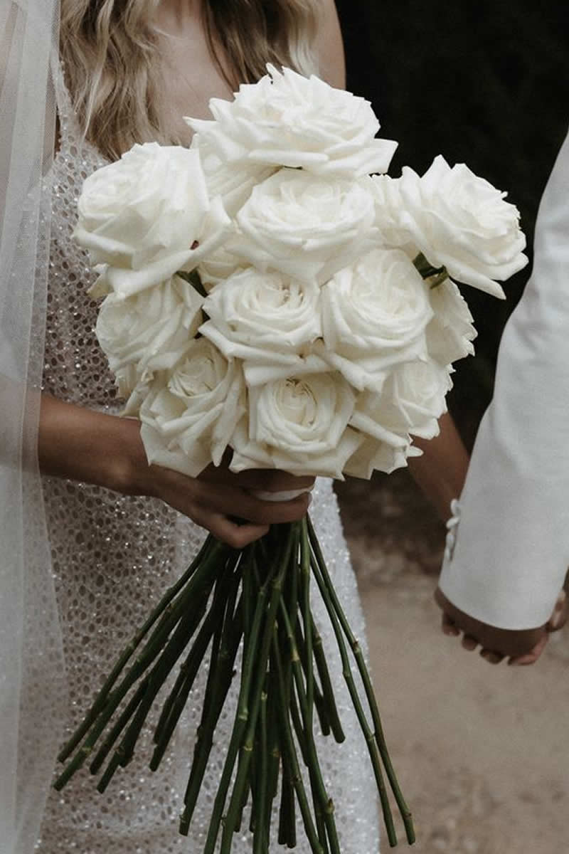 Las rosas de tallo largo seguirán románticos ramos de novia en 2022 : Fiancee Bodas